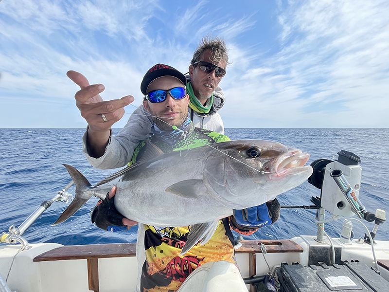 Le guide de pêche Fabien Harbers a fait prendre une belle sériole à son stagiaire avec le Snapper Adjustable Hayabusa