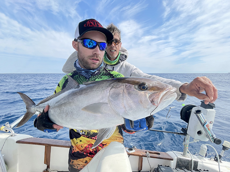 Le guide de pêche Fabien Harbers a fait prendre une belle sériole à son stagiaire avec le Snapper Adjustable Hayabusa